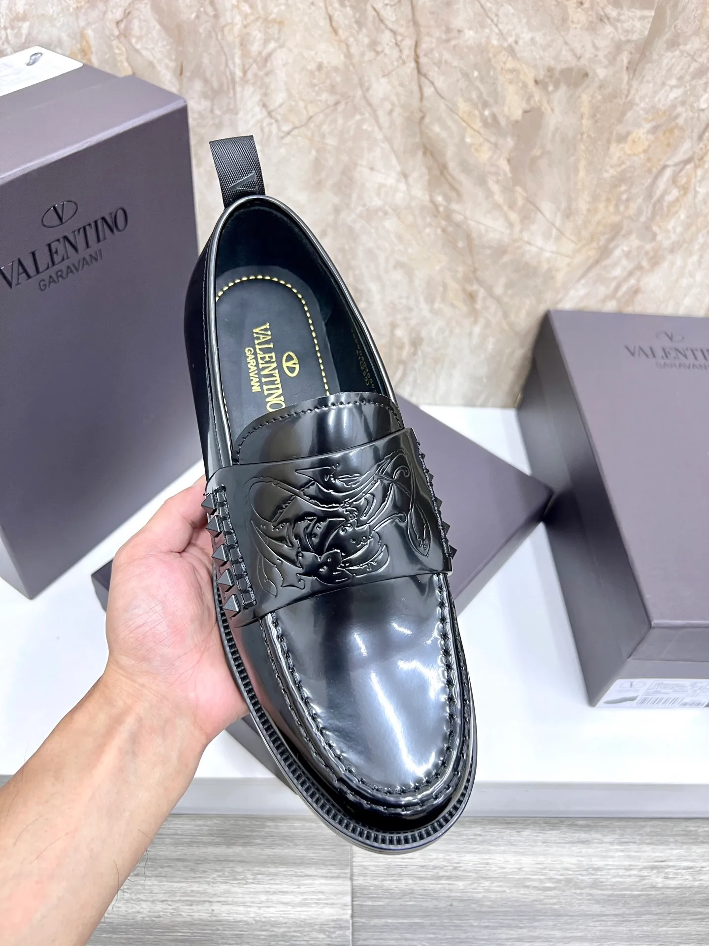 Men's men's shoes💰780 Valentino New men's V logo micro-label business casual loafers. These Derby loafers are made of imported cowhide leather. They are light in texture and cool in style. The uppers are decorated with brand logo buckles, showing off the big-name style! The lines reveal novel urban trends. The toe is round and full, and the rubber foam sole and triple protruding leather welt complement each other. It is extremely fashionable and charming, with dyed calfskin lining, genuine leather feet, and standard logo decoration. It is simple yet elegant. It has a classic European and American loose style and is extremely comfortable on the feet. Size: 39-44 (customized at 38.45.46)